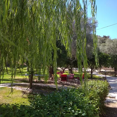 מלון דירות Avra 3*
